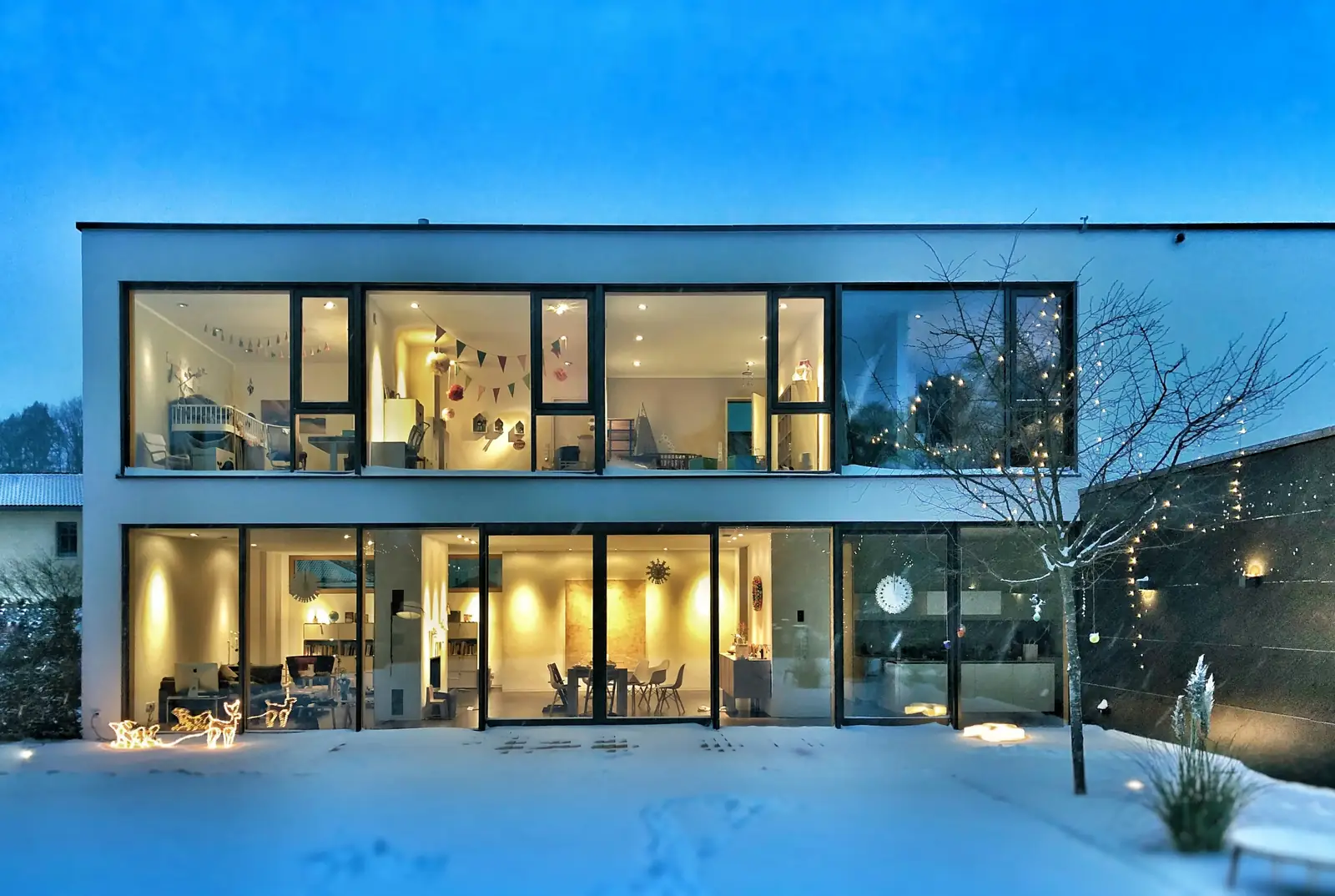 Casa con vetrate in inverno