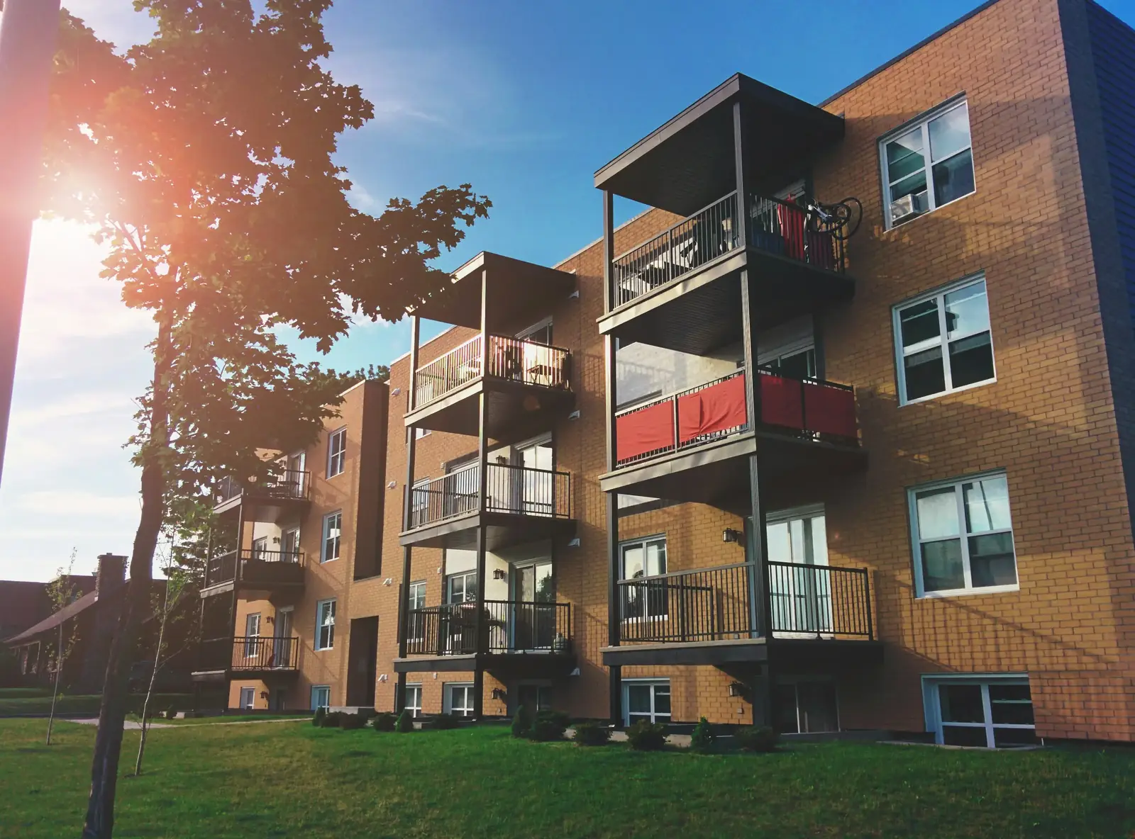 Condominio con balconi